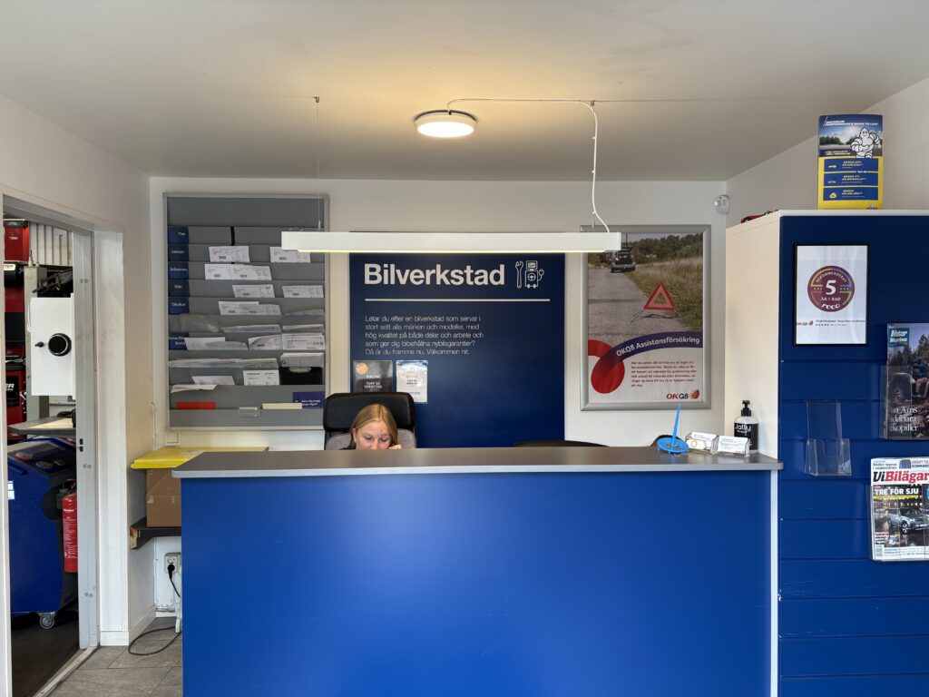 Helena i kundmottagningen på Nacka Däck och Bilverkstad